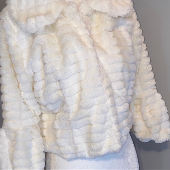 Feel so good in this soft winter white faux fur - Picture 6 of 7
